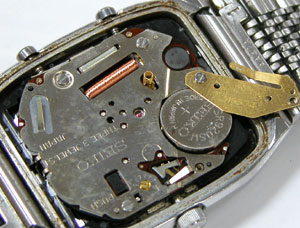 セイコー腕時計(SEIKO)ハイブリッドH557-5100電池押さえ