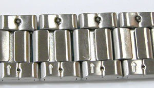 腕時計ベルト調整板バネ式工具使用例1