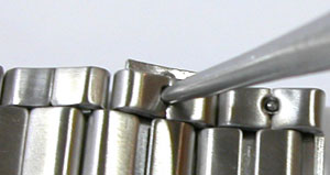 腕時計ベルト調整板バネ式工具使用例2