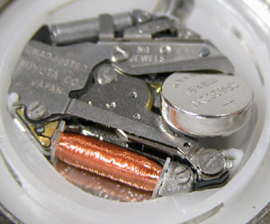 腕時計の電池交換修理/MIYOTAムーブ（ミヨタ）押さえ解除