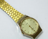 腕時計メタルバンド交換金色色合い写真