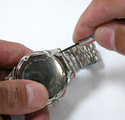 腕時計メタルバンド交換工具の使い方2